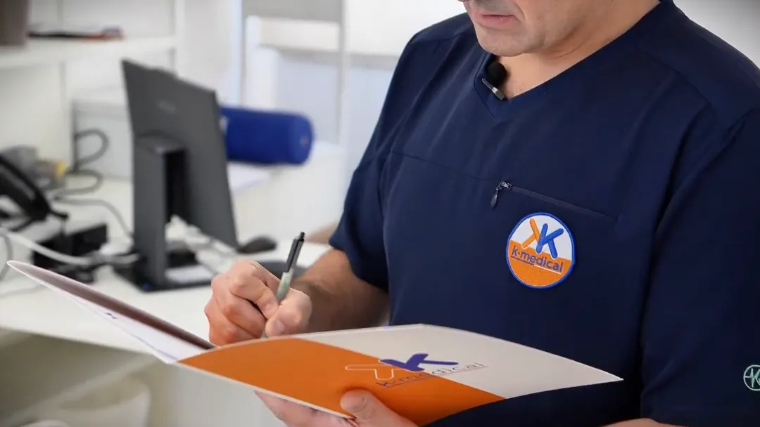 Un medico di k·medical compila una cartella